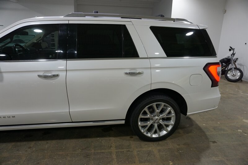 Ford Expedition Platinum Vehicle Full-screen Gallery Image 04