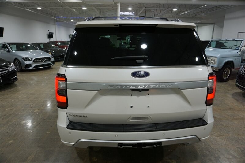 Ford Expedition Platinum Vehicle Full-screen Gallery Image 08