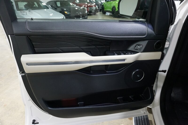 Ford Expedition Platinum Vehicle Full-screen Gallery Image 17