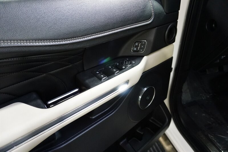 Ford Expedition Platinum Vehicle Full-screen Gallery Image 18