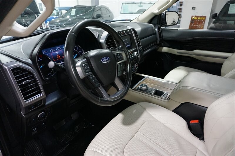 Ford Expedition Platinum Vehicle Full-screen Gallery Image 19