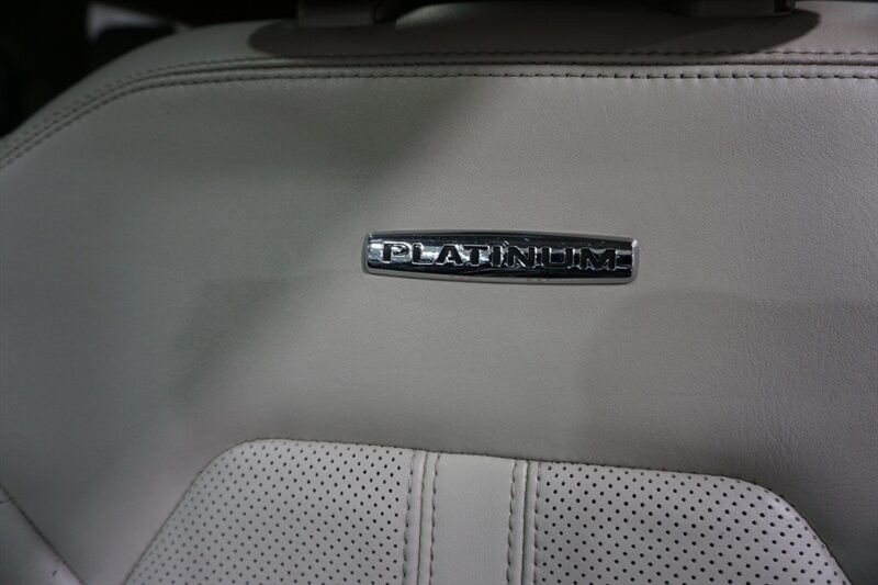 Ford Expedition Platinum Vehicle Full-screen Gallery Image 23