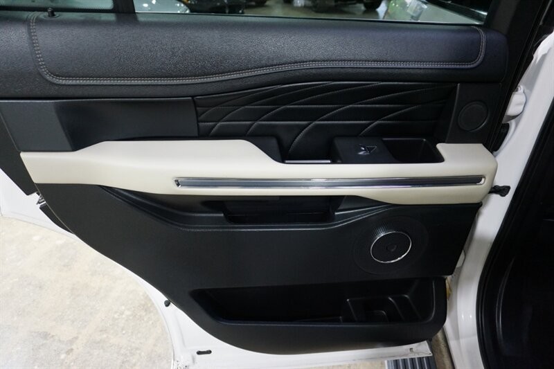 Ford Expedition Platinum Vehicle Full-screen Gallery Image 24