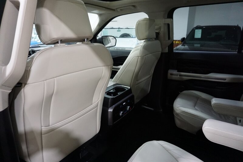 Ford Expedition Platinum Vehicle Full-screen Gallery Image 25