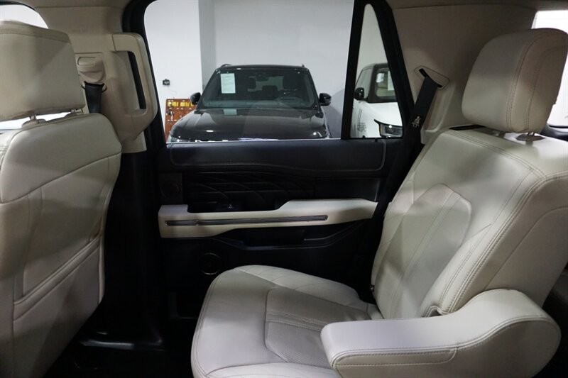 Ford Expedition Platinum Vehicle Full-screen Gallery Image 26