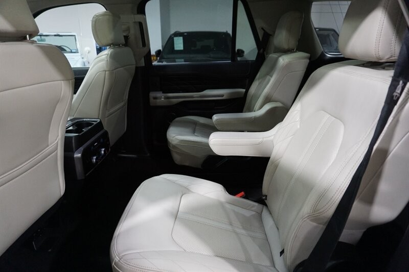 Ford Expedition Platinum Vehicle Full-screen Gallery Image 27
