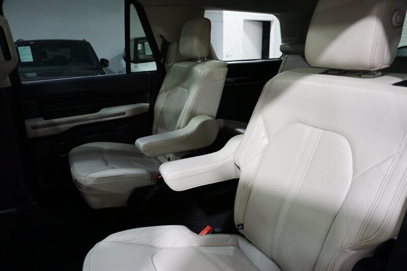 Ford Expedition Platinum Vehicle Full-screen Gallery Image 28
