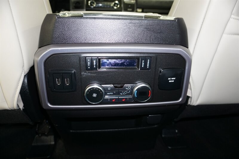 Ford Expedition Platinum Vehicle Full-screen Gallery Image 29