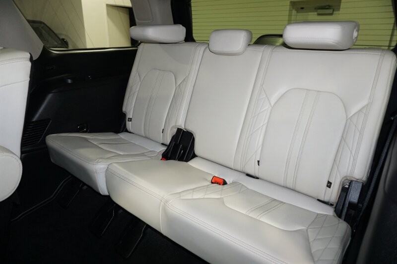 Ford Expedition Platinum Vehicle Full-screen Gallery Image 30