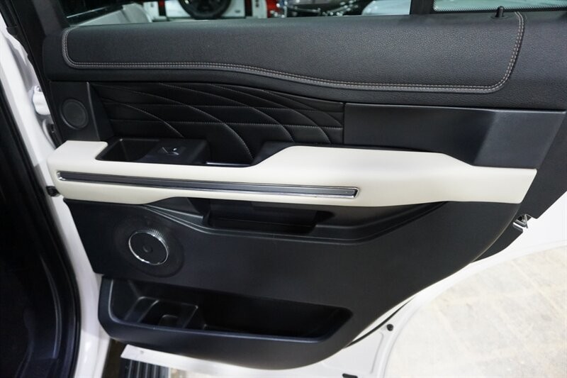 Ford Expedition Platinum Vehicle Full-screen Gallery Image 31