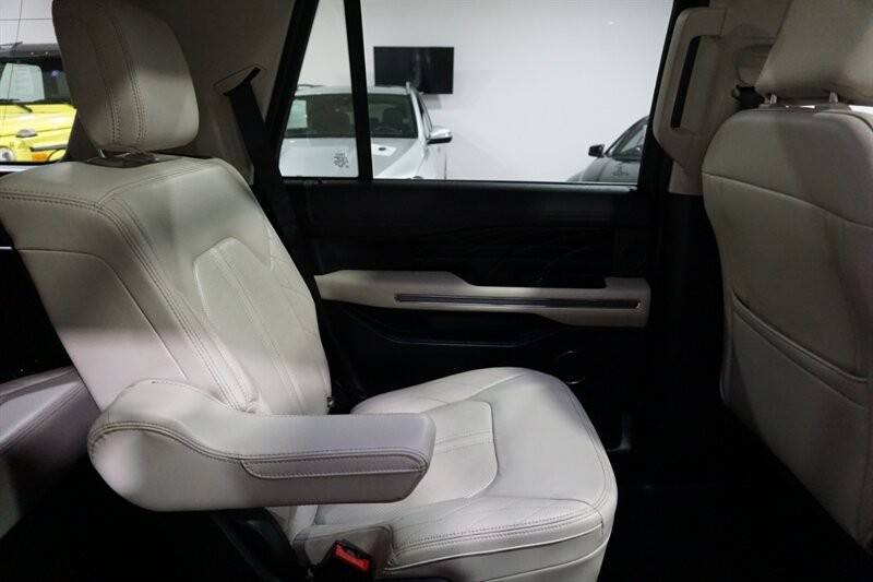 Ford Expedition Platinum Vehicle Full-screen Gallery Image 33