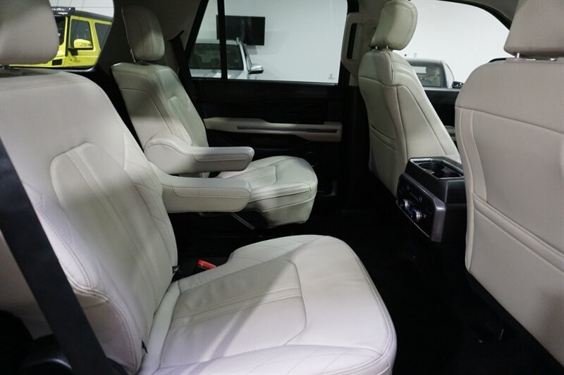 Ford Expedition Platinum Vehicle Full-screen Gallery Image 34