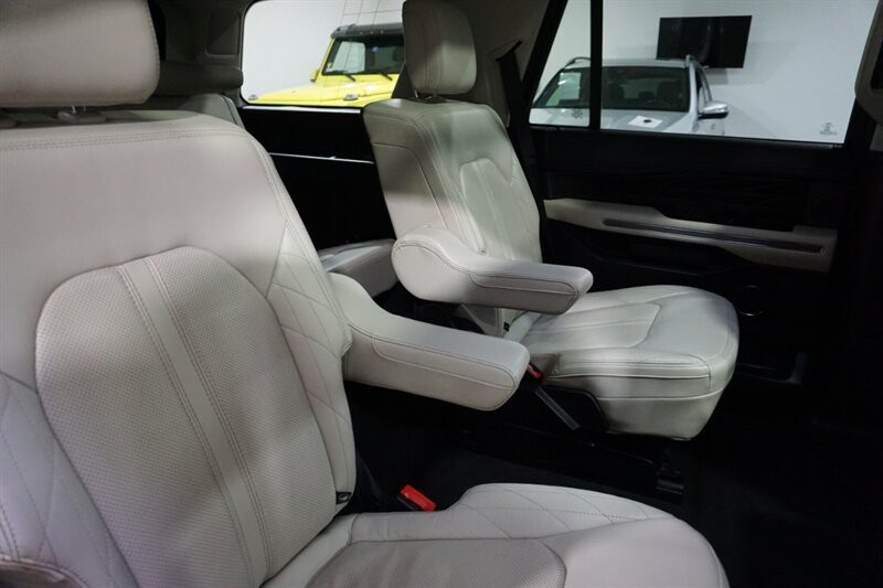 Ford Expedition Platinum Vehicle Full-screen Gallery Image 35