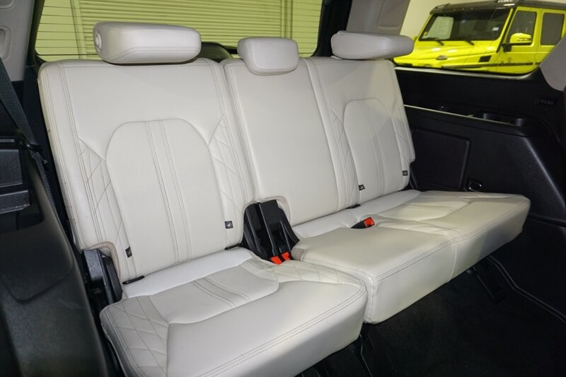 Ford Expedition Platinum Vehicle Full-screen Gallery Image 36