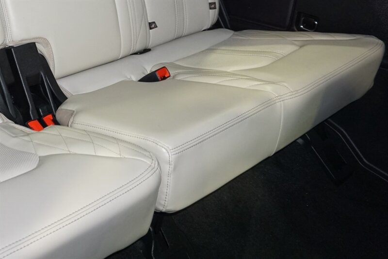 Ford Expedition Platinum Vehicle Full-screen Gallery Image 37