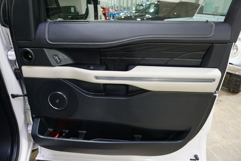 Ford Expedition Platinum Vehicle Full-screen Gallery Image 38