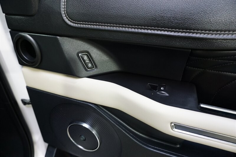Ford Expedition Platinum Vehicle Full-screen Gallery Image 39