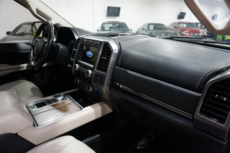Ford Expedition Platinum Vehicle Full-screen Gallery Image 40