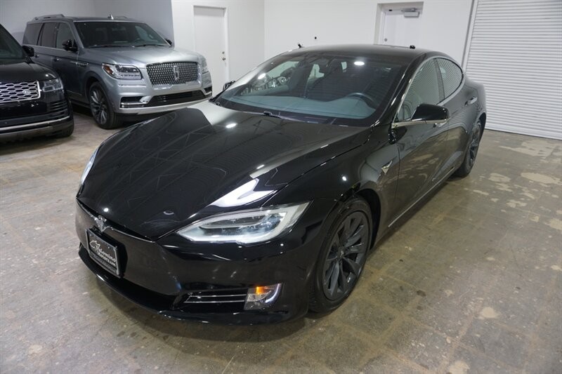 Tesla Model S Vehicle Full-screen Gallery Image 02