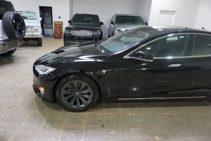 Tesla Model S Vehicle Full-screen Gallery Image 03