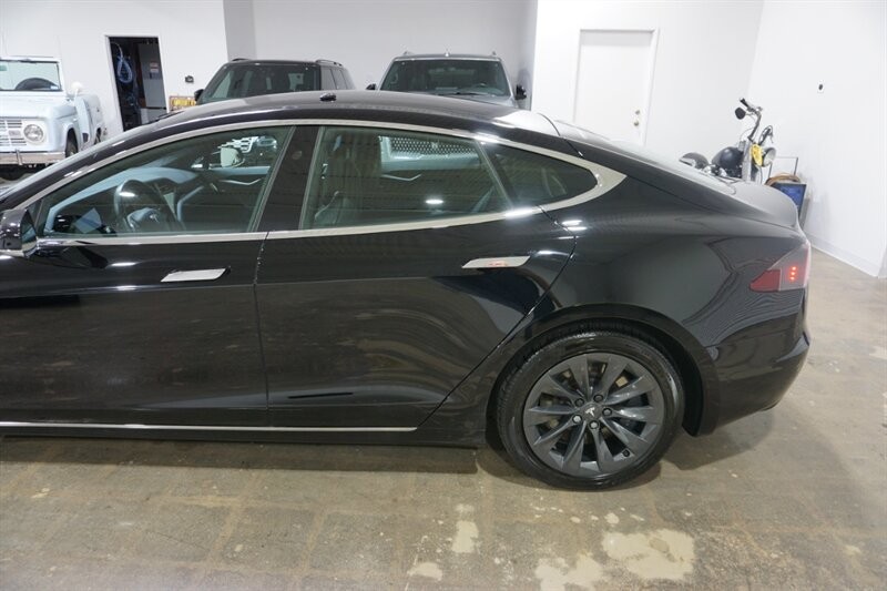 Tesla Model S Vehicle Full-screen Gallery Image 04