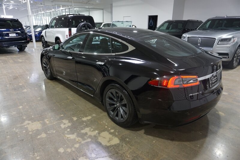 Tesla Model S Vehicle Full-screen Gallery Image 06