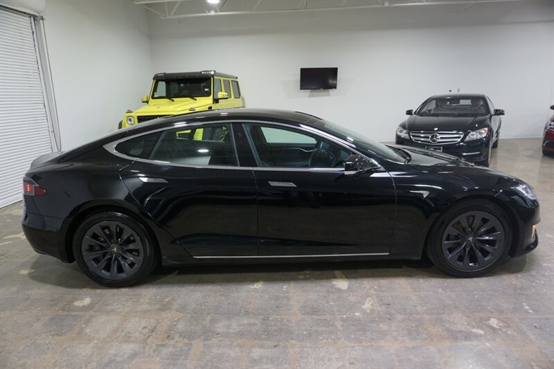 Tesla Model S Vehicle Full-screen Gallery Image 11