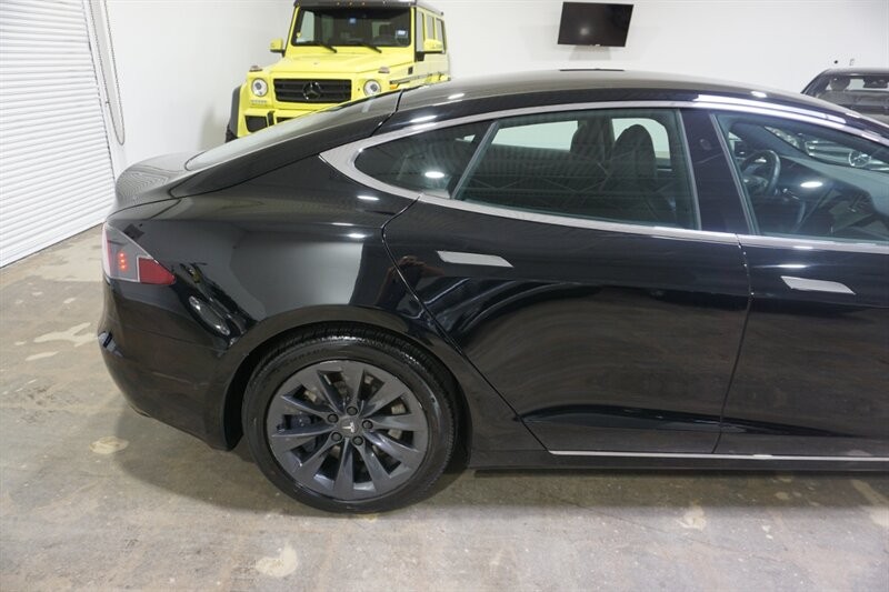 Tesla Model S Vehicle Full-screen Gallery Image 12
