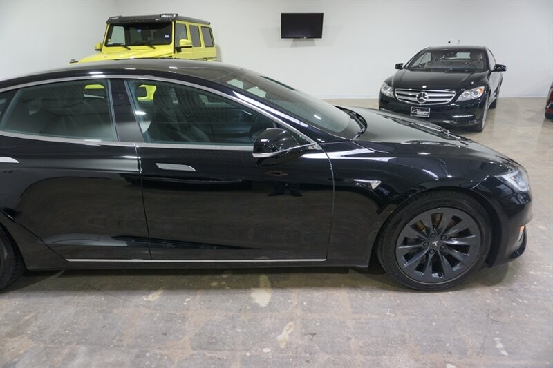 Tesla Model S Vehicle Full-screen Gallery Image 13