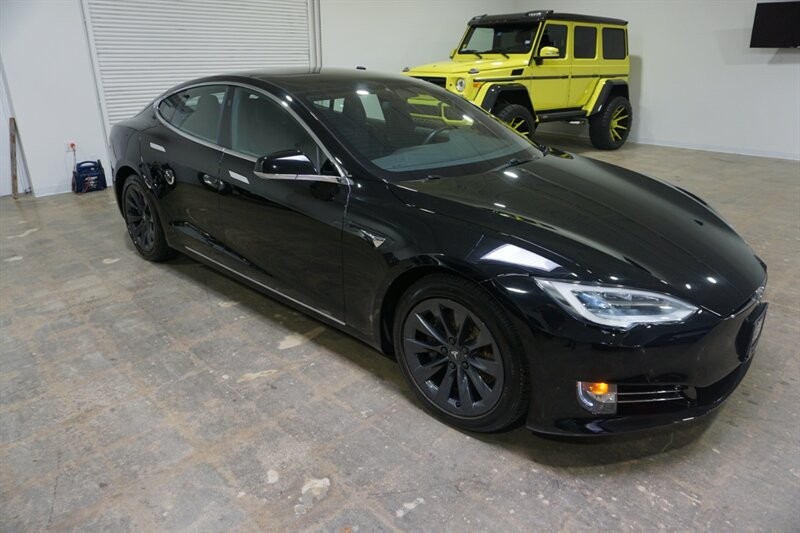 Tesla Model S Vehicle Full-screen Gallery Image 14