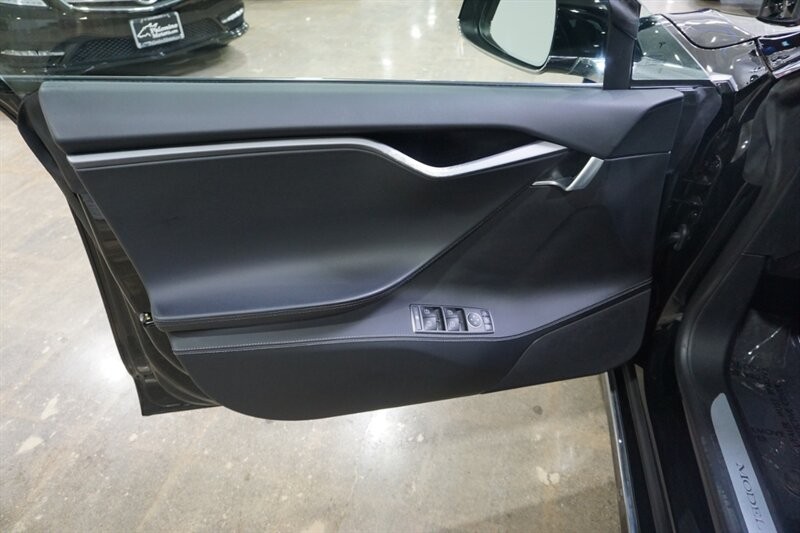 Tesla Model S Vehicle Full-screen Gallery Image 17