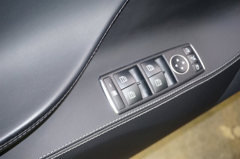 Tesla Model S Vehicle Full-screen Gallery Image 18