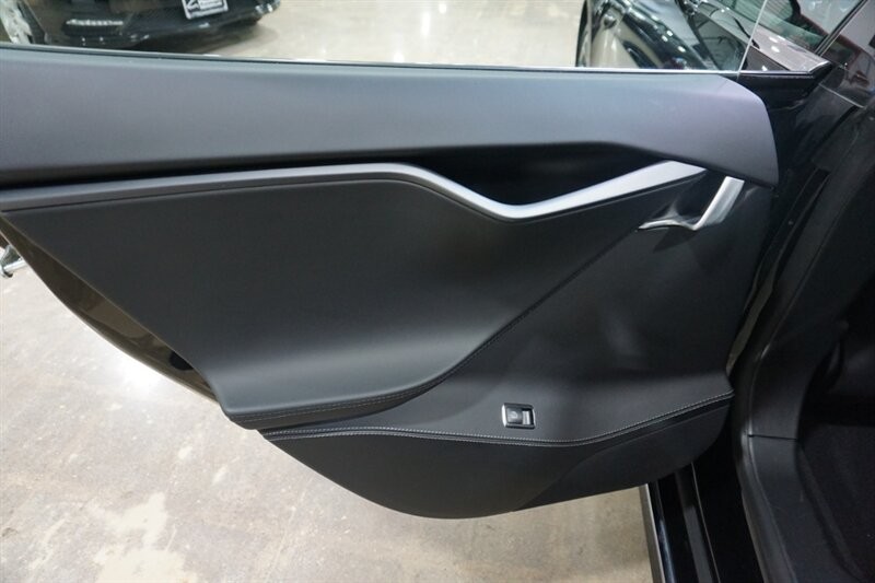 Tesla Model S Vehicle Full-screen Gallery Image 23