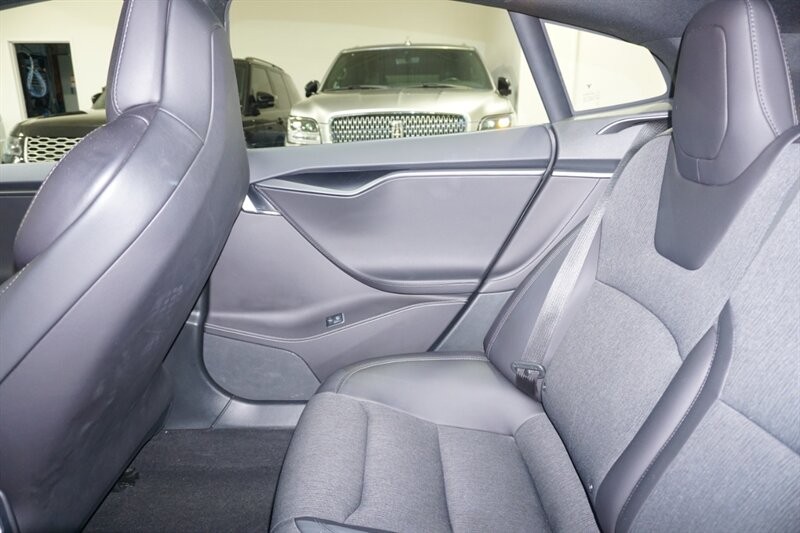 Tesla Model S Vehicle Full-screen Gallery Image 25