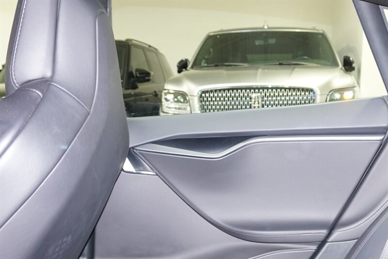 Tesla Model S Vehicle Full-screen Gallery Image 26