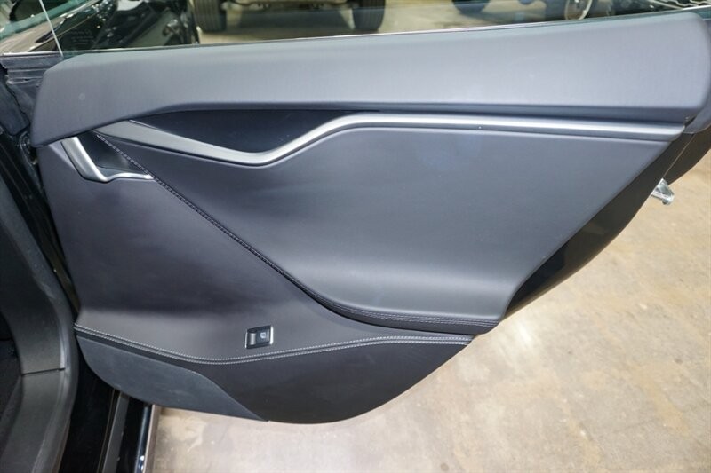 Tesla Model S Vehicle Full-screen Gallery Image 29