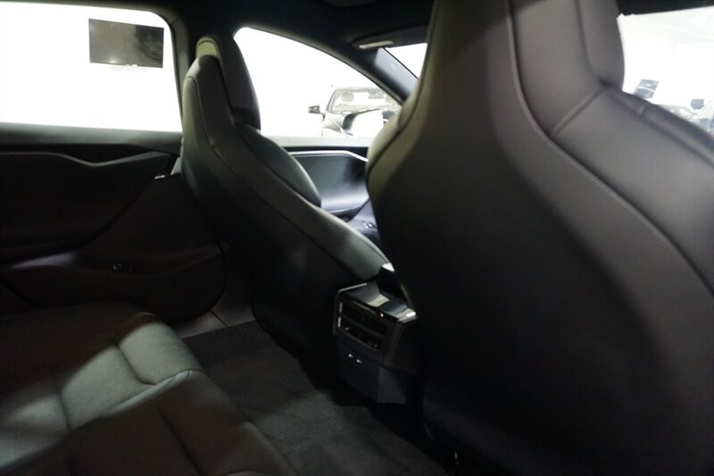 Tesla Model S Vehicle Full-screen Gallery Image 30
