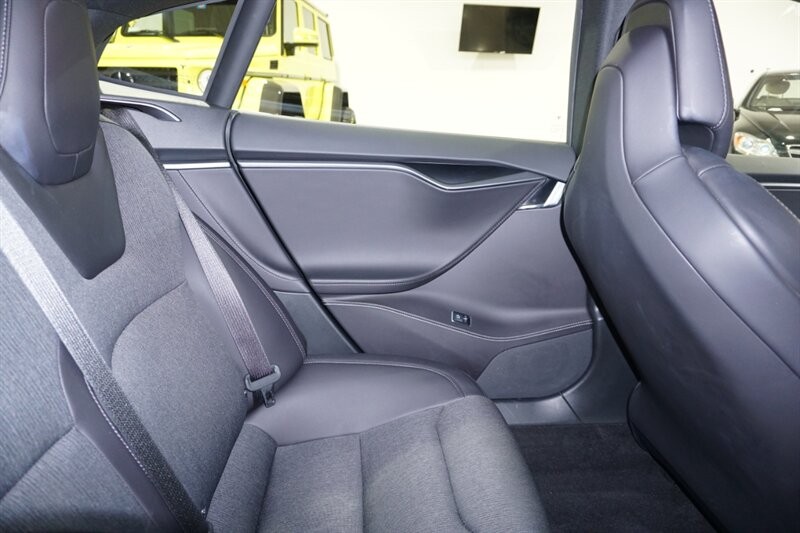 Tesla Model S Vehicle Full-screen Gallery Image 31