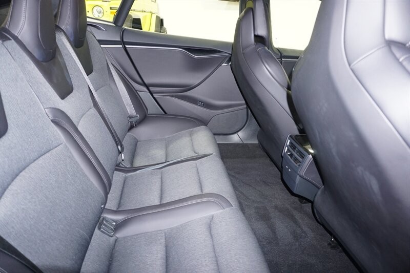 Tesla Model S Vehicle Full-screen Gallery Image 32