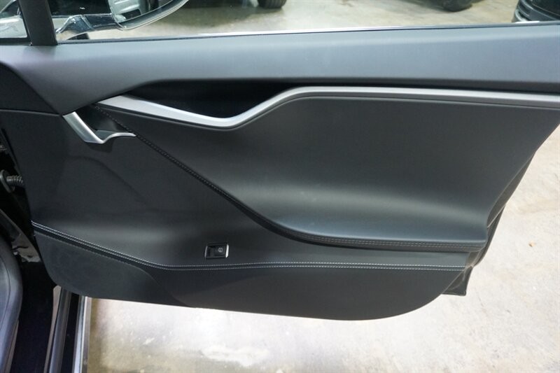 Tesla Model S Vehicle Full-screen Gallery Image 33