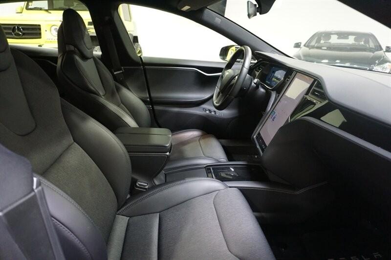 Tesla Model S Vehicle Full-screen Gallery Image 36