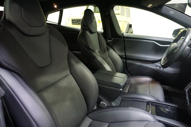 Tesla Model S Vehicle Full-screen Gallery Image 37