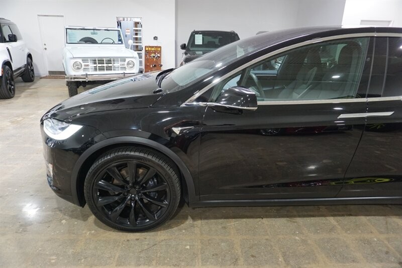 Tesla Model X Long Range Vehicle Full-screen Gallery Image 03