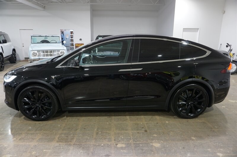 Tesla Model X Long Range Vehicle Full-screen Gallery Image 05