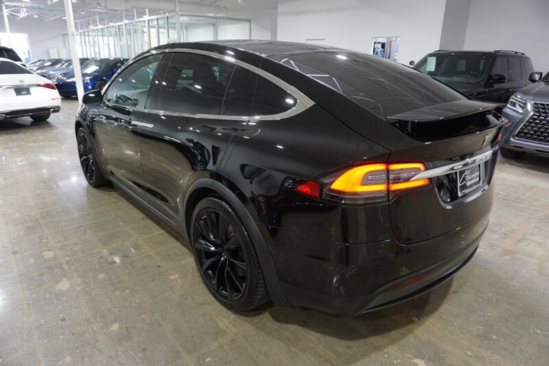 Tesla Model X Long Range Vehicle Full-screen Gallery Image 07