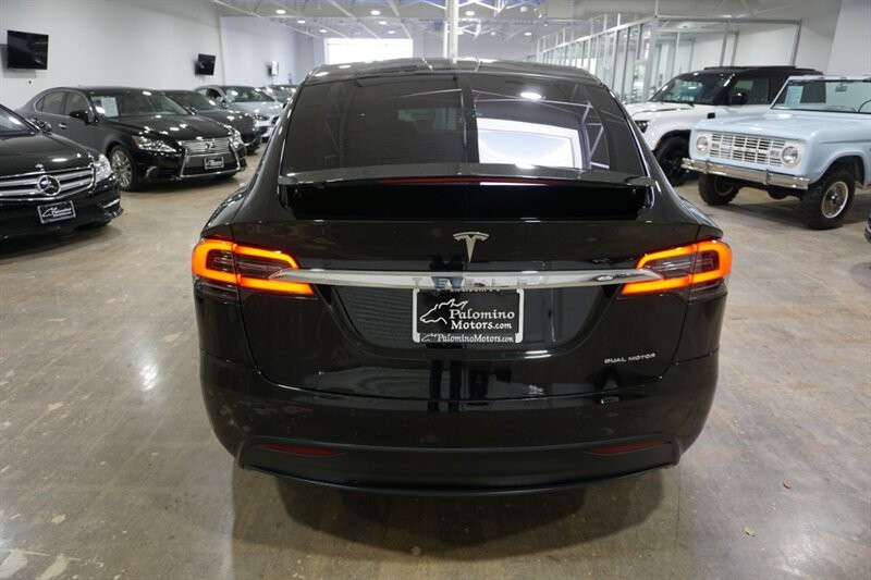Tesla Model X Long Range Vehicle Full-screen Gallery Image 08