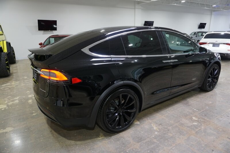 Tesla Model X Long Range Vehicle Full-screen Gallery Image 10