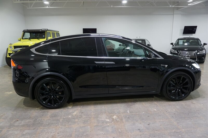 Tesla Model X Long Range Vehicle Full-screen Gallery Image 11