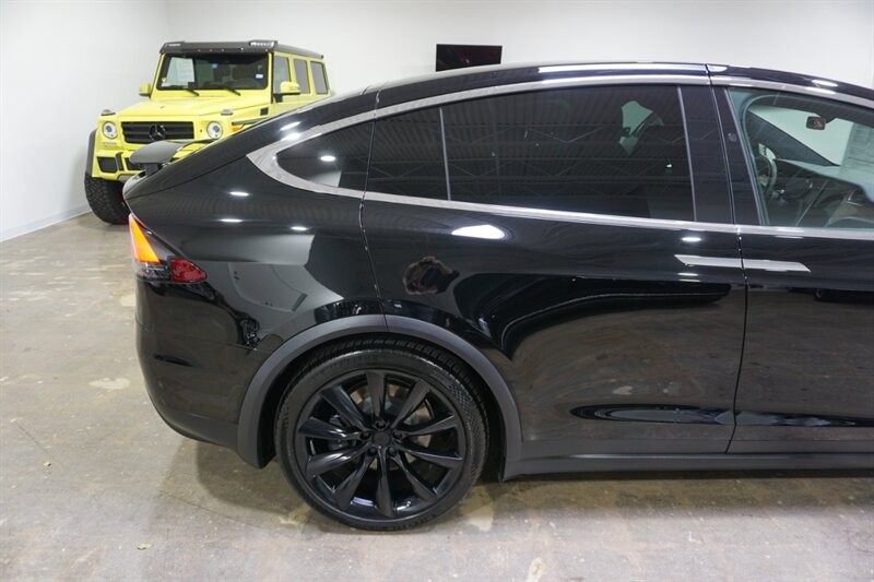 Tesla Model X Long Range Vehicle Full-screen Gallery Image 12