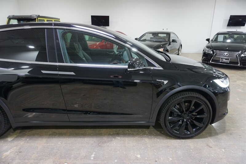 Tesla Model X Long Range Vehicle Full-screen Gallery Image 13